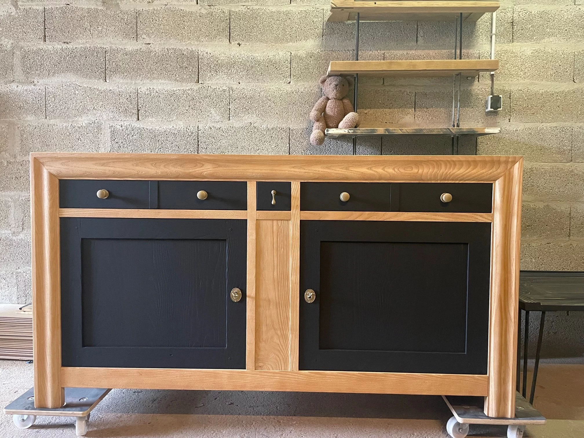 Meuble transformé en atelier