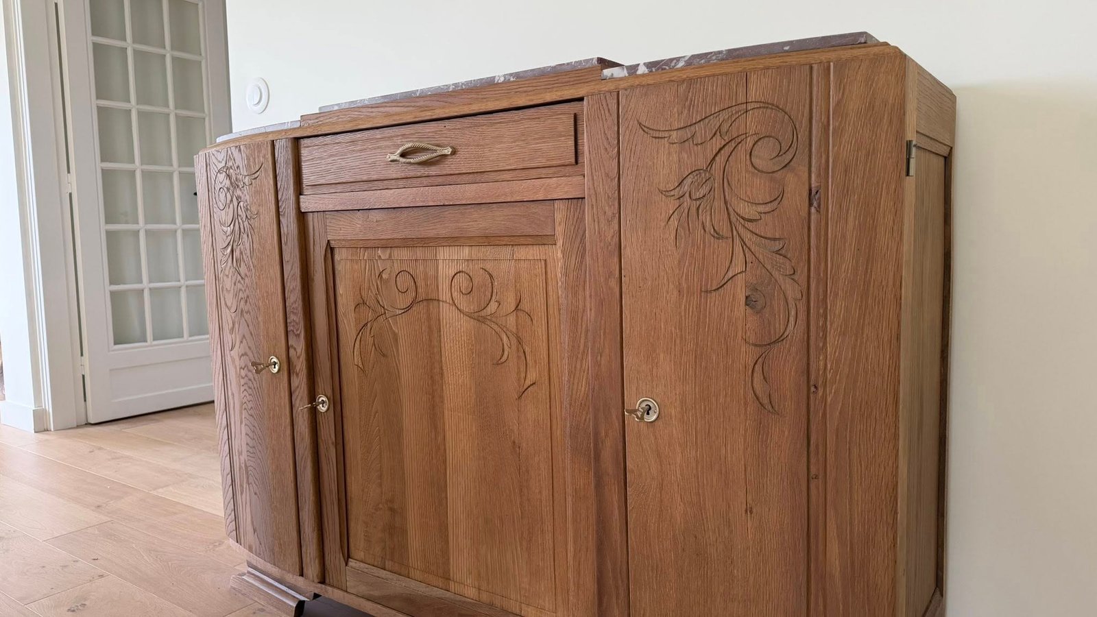 Buffet ancien rénové intégré dans un intérieur moderne à Brest après restauration complète