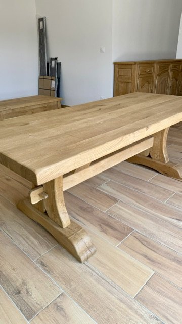 Détail de finition sur un meuble ancien rénové Détail de finition sur un meuble ancien rénové