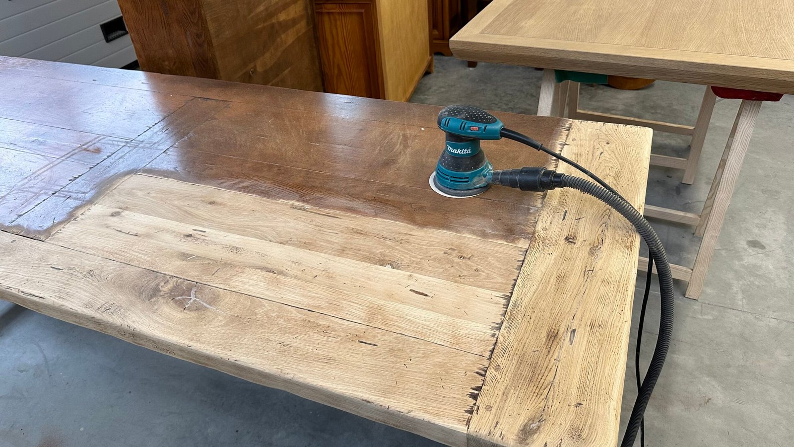 ponçage -table-monastere-finistère renovation bois par aerogommage à Brest
